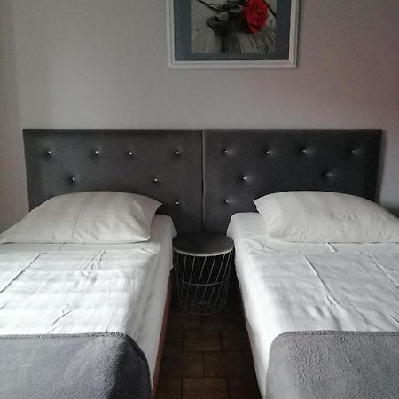 Zajazd Pod Roza Zielona Góra Eksteriør billede